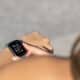 Apple Watch no braço de uma mulher