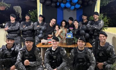 Ariane recebe abraço dos policiais do BME durante sua festa de aniversário em Cariacica — um encontro emocionante que realizou o sonho da pequena fã da PM