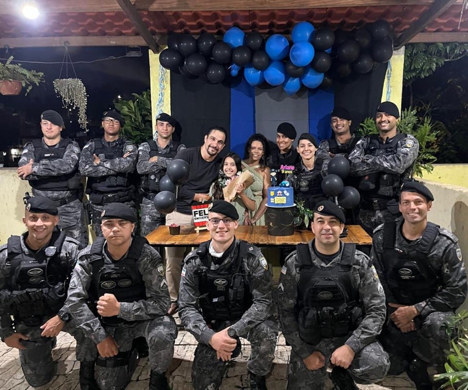Ariane recebe abraço dos policiais do BME durante sua festa de aniversário em Cariacica — um encontro emocionante que realizou o sonho da pequena fã da PM