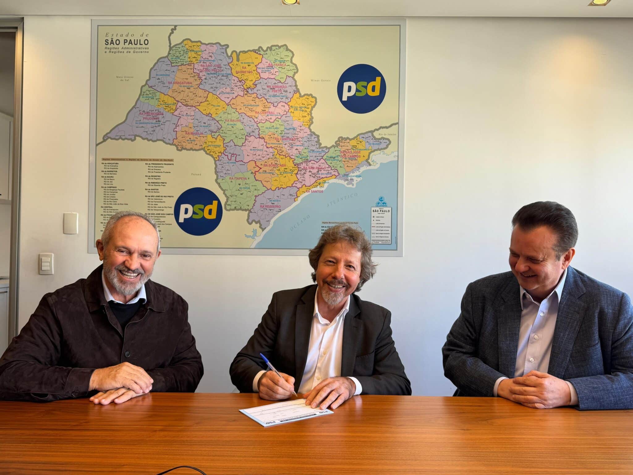 Aridelmo assina sua ficha de filiação ao PSD, entre Paulo Hartung e Gilberto Kassab. Foto: Divulgação