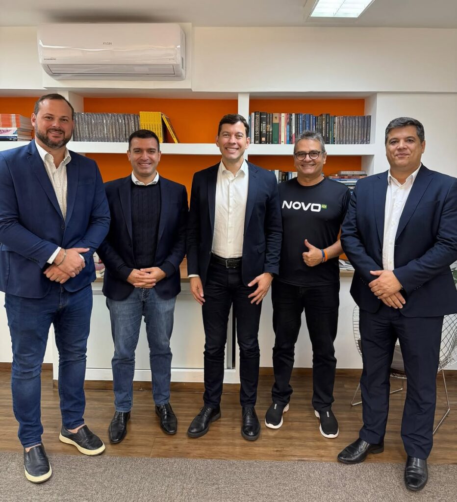No sentido da leitura: Victor Linhalis, Eduardo Ribeiro, Arnaldinho Borgo, Iuri Aguiar e Osvaldo Maturano