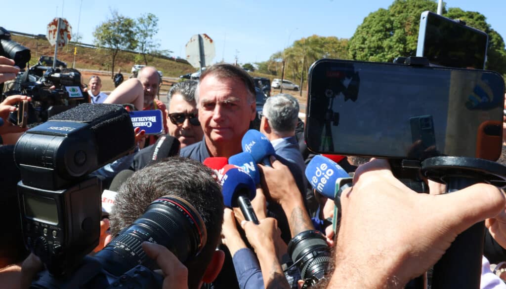 Jair Bolsonaro fala a imprensa após colocar tornozeleira na Secretaria de Administração Penitenciária do Distrito Federal