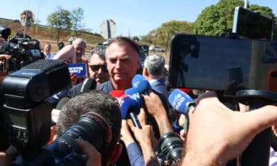 Jair Bolsonaro fala a imprensa após colocar tornozeleira na Secretaria de Administração Penitenciária do Distrito Federal
