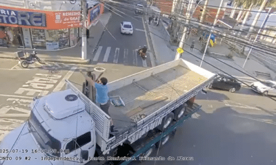 Caminhoneiro corta fios de videomonitoramento com facão em Cachoeiro