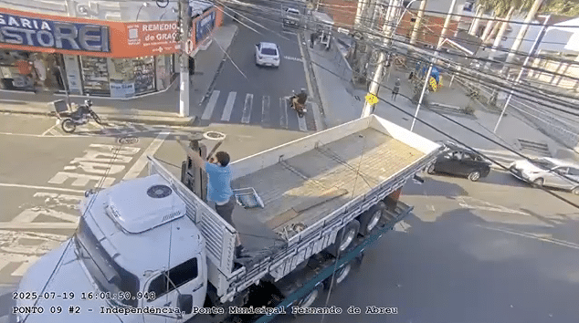 Caminhoneiro corta fios de videomonitoramento com facão em Cachoeiro