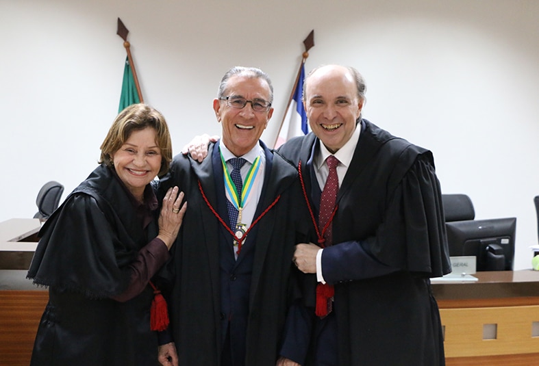Carlos Simões Fonseca, em sua despedida do TJES, entre os desembargadores Janete Vargas Simões (sua esposa) e Samuel Meira Brasil Jr. Foto: TJES