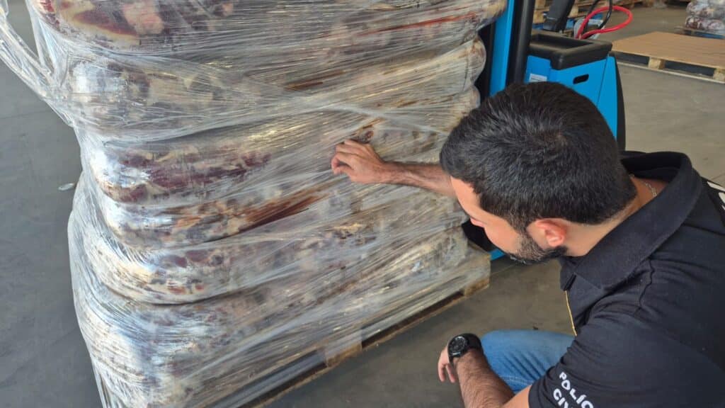 Carnes vencidas são apreendidas em supermercado de Cariacica