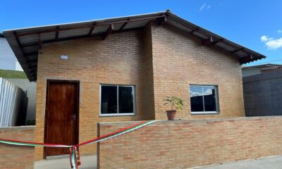Casa ecológica construída por detentos no sistema prisional do ES foi entregue a casal que perdeu tudo em um incêndio, em Viana