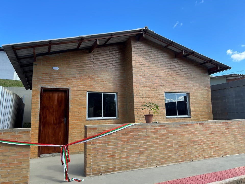 Casa ecológica construída por detentos no sistema prisional do ES foi entregue a casal que perdeu tudo em um incêndio, em Viana