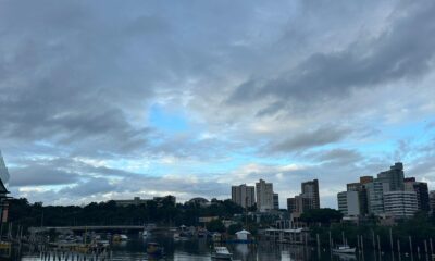 Céu nublado na Praia do Canto, em Vitória