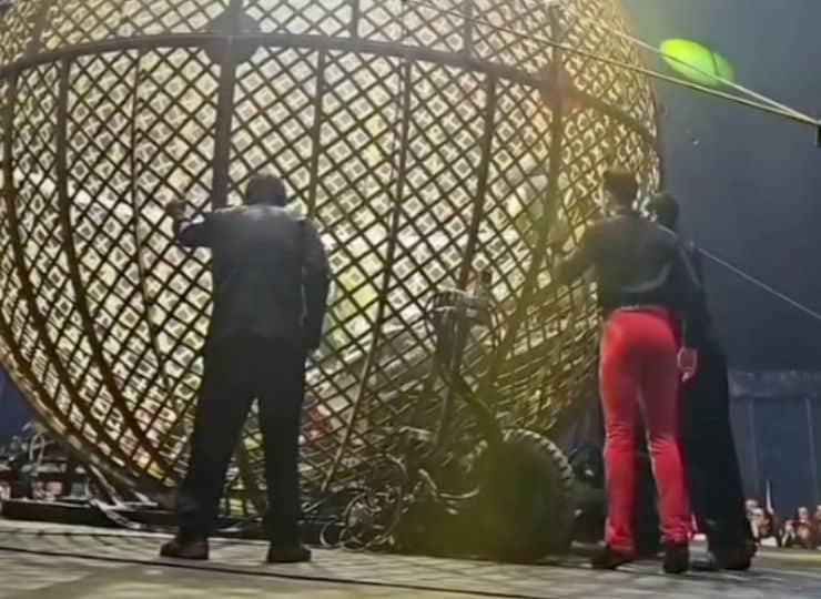 Colisão entre motos durante 'Globo da Morte' assusta público no ES