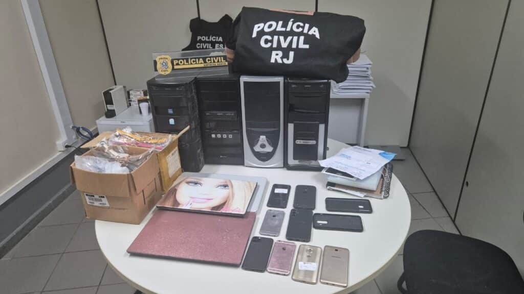 Computadores, celulares, documentos e veículo foram apreendidos durante a operação da Polícia Civil em Vila Velha
