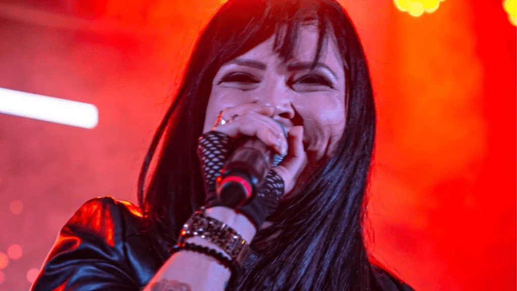 Dona Fran se apresenta no tributo às divas do rock nacional com clássicos de Rita Lee, Pitty e Cássia Eller no Shopping Jardins. Foto: Reprodução/Instagram