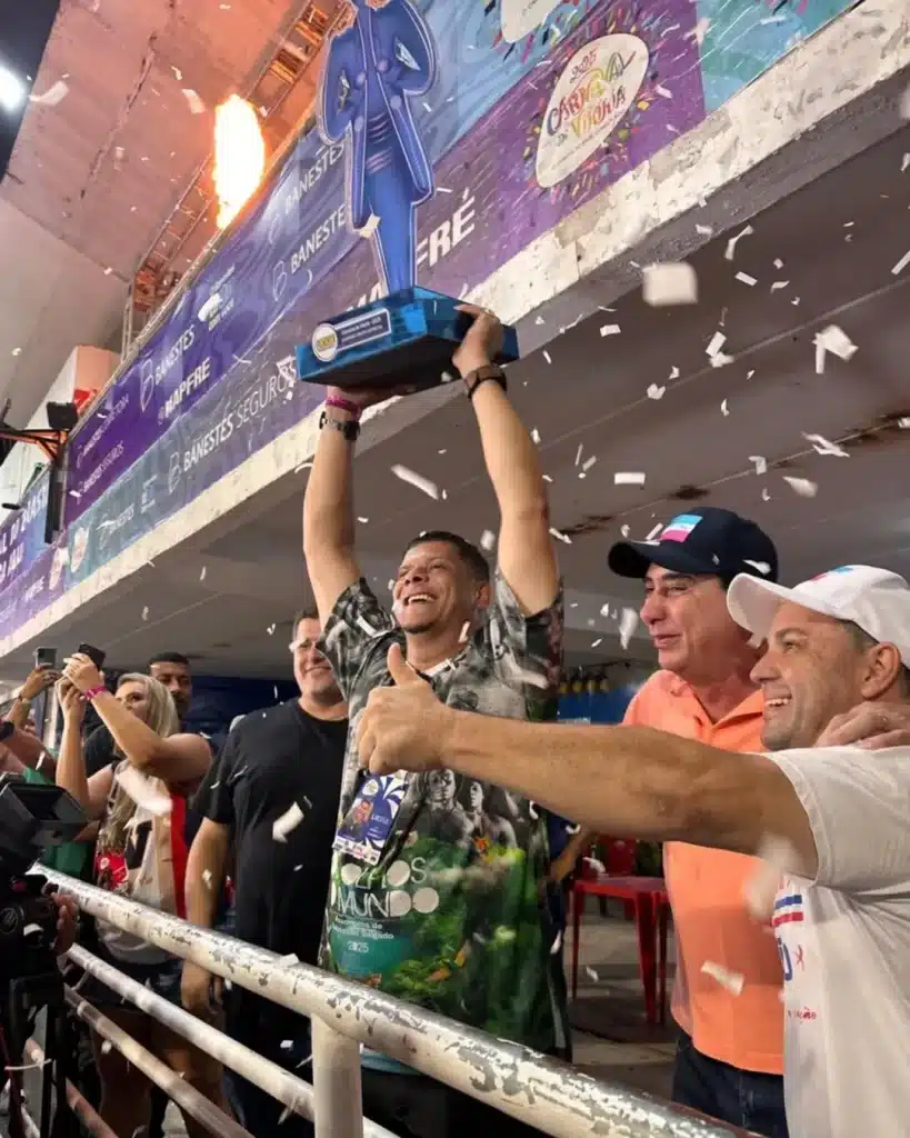 Emerson Xumbrega, presidente da Boa Vista, comemora o título de campeã do Carnaval de Vitória 2025 com o troféu na mão