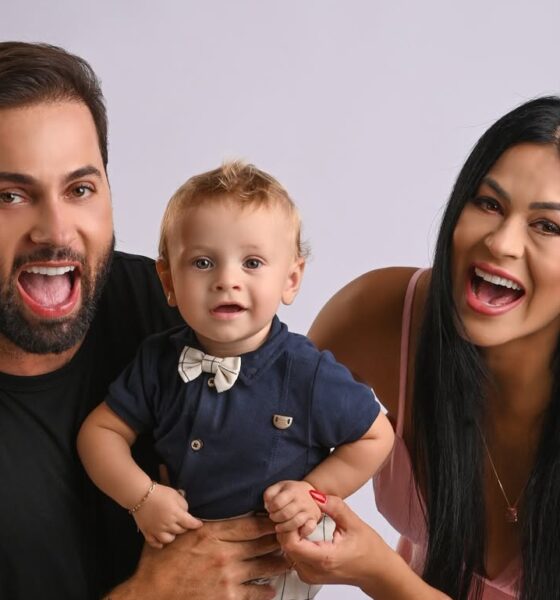 Enrico nos braços dos pais, Evandro e Eliza, que seguem confiantes na recuperação do filho após dias marcados por fé, luta e resistência