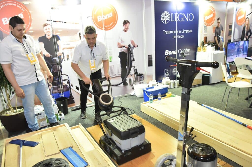 Expositor demonstra equipamento para tratamento de pisos durante edição anterior da Expo Condomínio Completo, que retorna em agosto no Pavilhão de Carapina