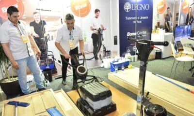 Expositor demonstra equipamento para tratamento de pisos durante edição anterior da Expo Condomínio Completo, que retorna em agosto no Pavilhão de Carapina