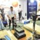 Expositor demonstra equipamento para tratamento de pisos durante edição anterior da Expo Condomínio Completo, que retorna em agosto no Pavilhão de Carapina