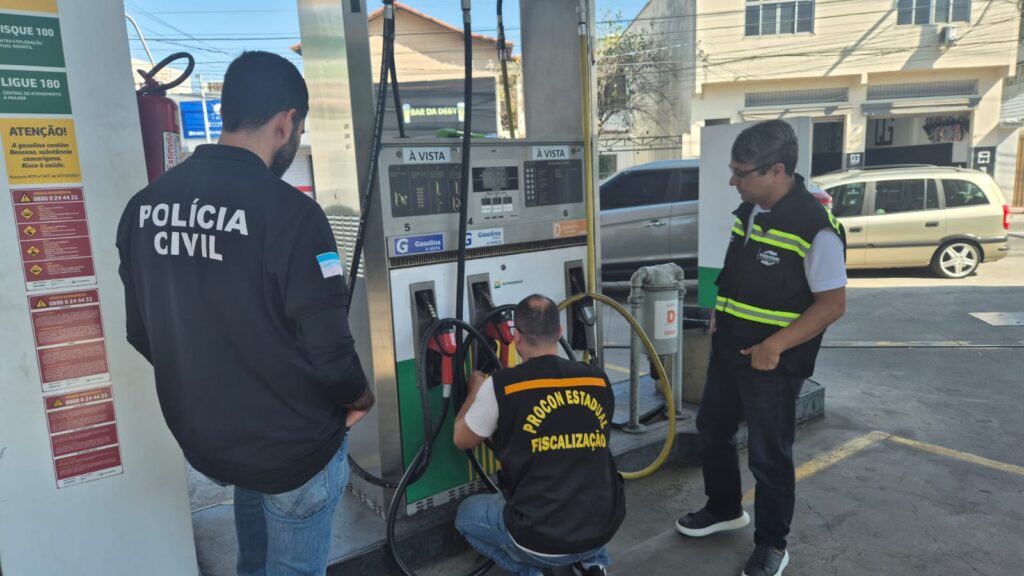 Fiscalização interdita bicos de combustível e autua posto na Grande Vitória