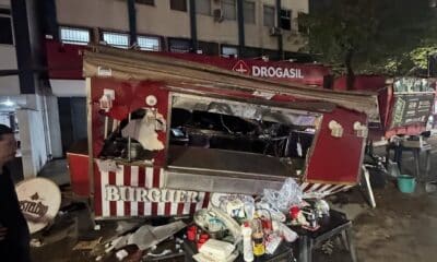 Food truck foi atingido por uma árvore durante ventania em Jardim da Penha; estrutura ficou completamente danificada