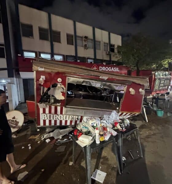 Food truck foi atingido por uma árvore durante ventania em Jardim da Penha; estrutura ficou completamente danificada