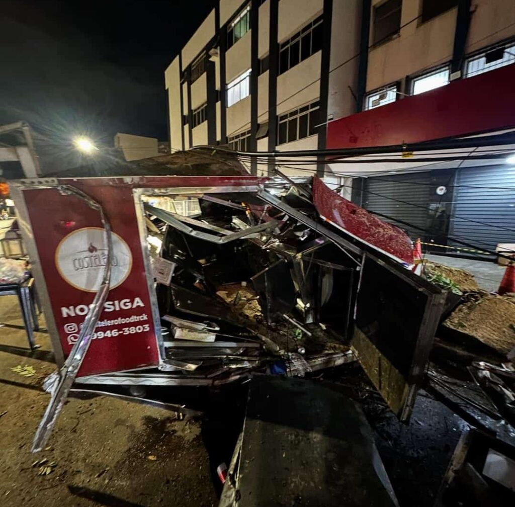 Food truck foi atingido por uma árvore durante ventania em Jardim da Penha; estrutura ficou completamente destruída