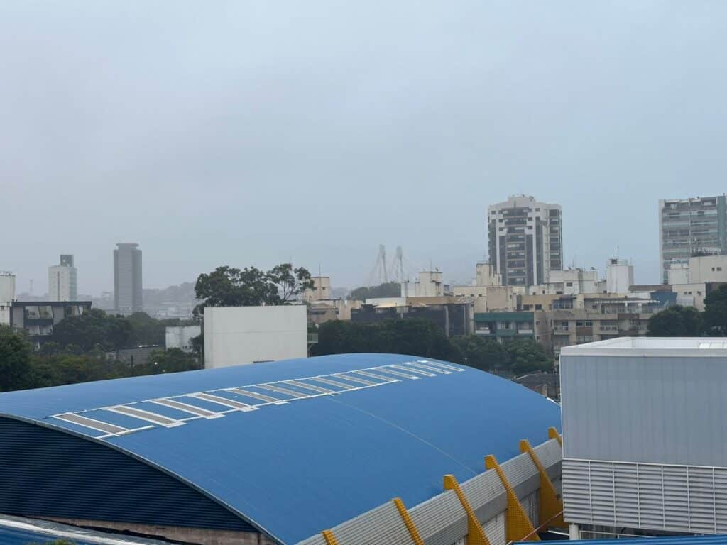 Frente fria derruba temperaturas e provoca chuva em Vitória