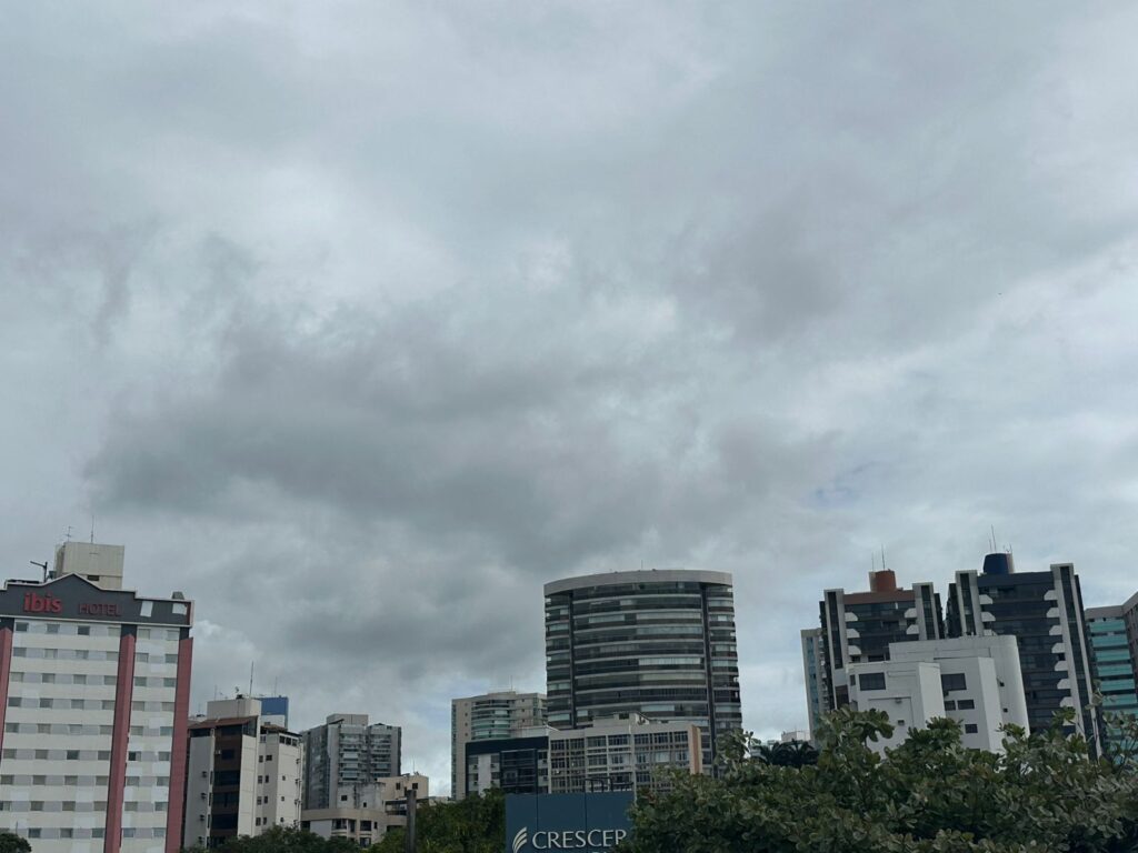 Tempo nublado na Praia do Canto, em Vitória. Foto: Danielli Saquetto