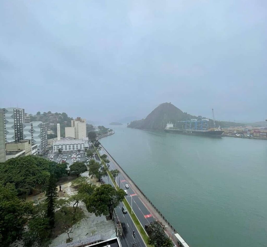 Frio e chuva no Centro de Vitória