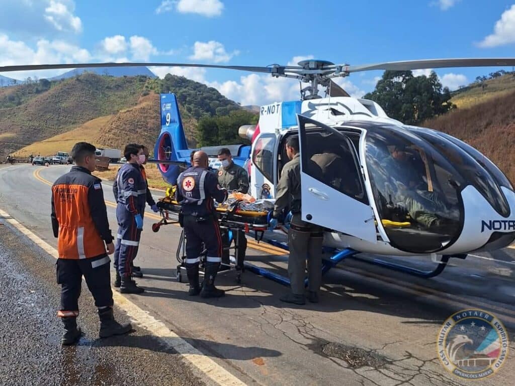 Helicóptero do Notaer pousa na BR-262 para resgatar vítima de acidente