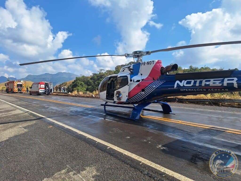 Helicóptero do Notaer pousa na BR-262 para resgatar vítima de acidente