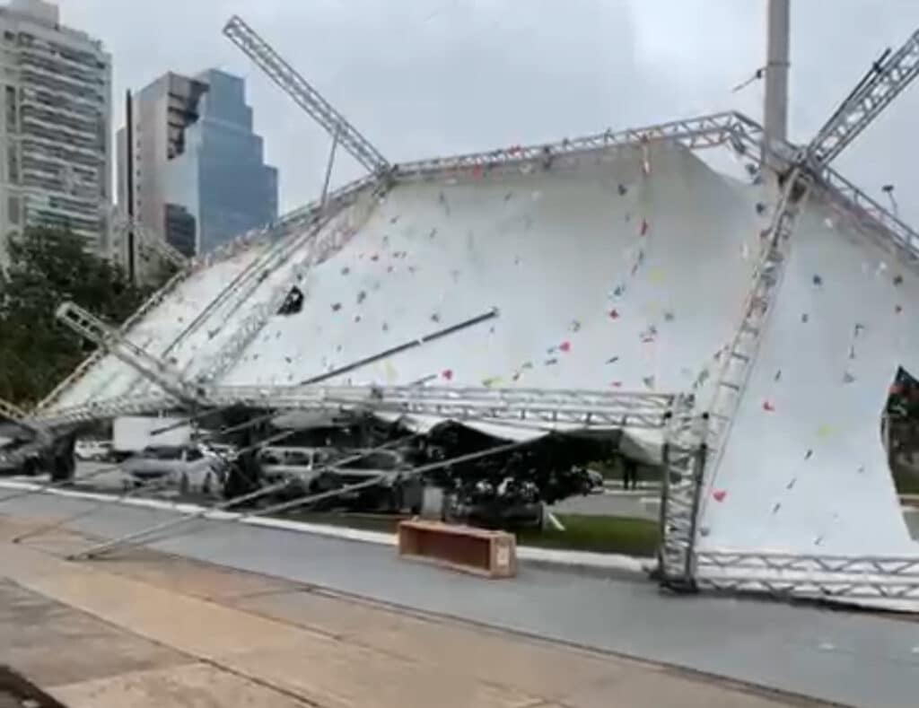 Estrutura remanescente da Festa de São Pedro foi arrastada pelos ventos na Praça do Papa, em Vitória
