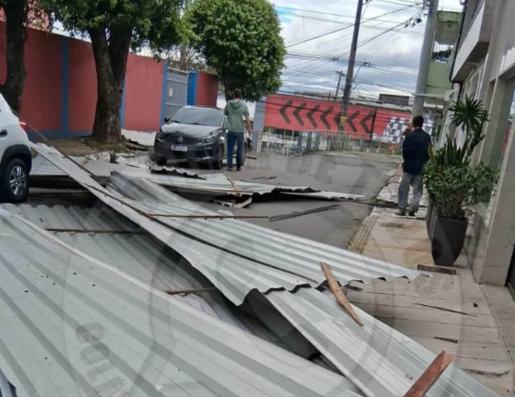 Rajadas de vento arrancaram parte do telhado da Escola Estadual Belmiro Teixeira, no bairro Eurico Salles, na Serra
