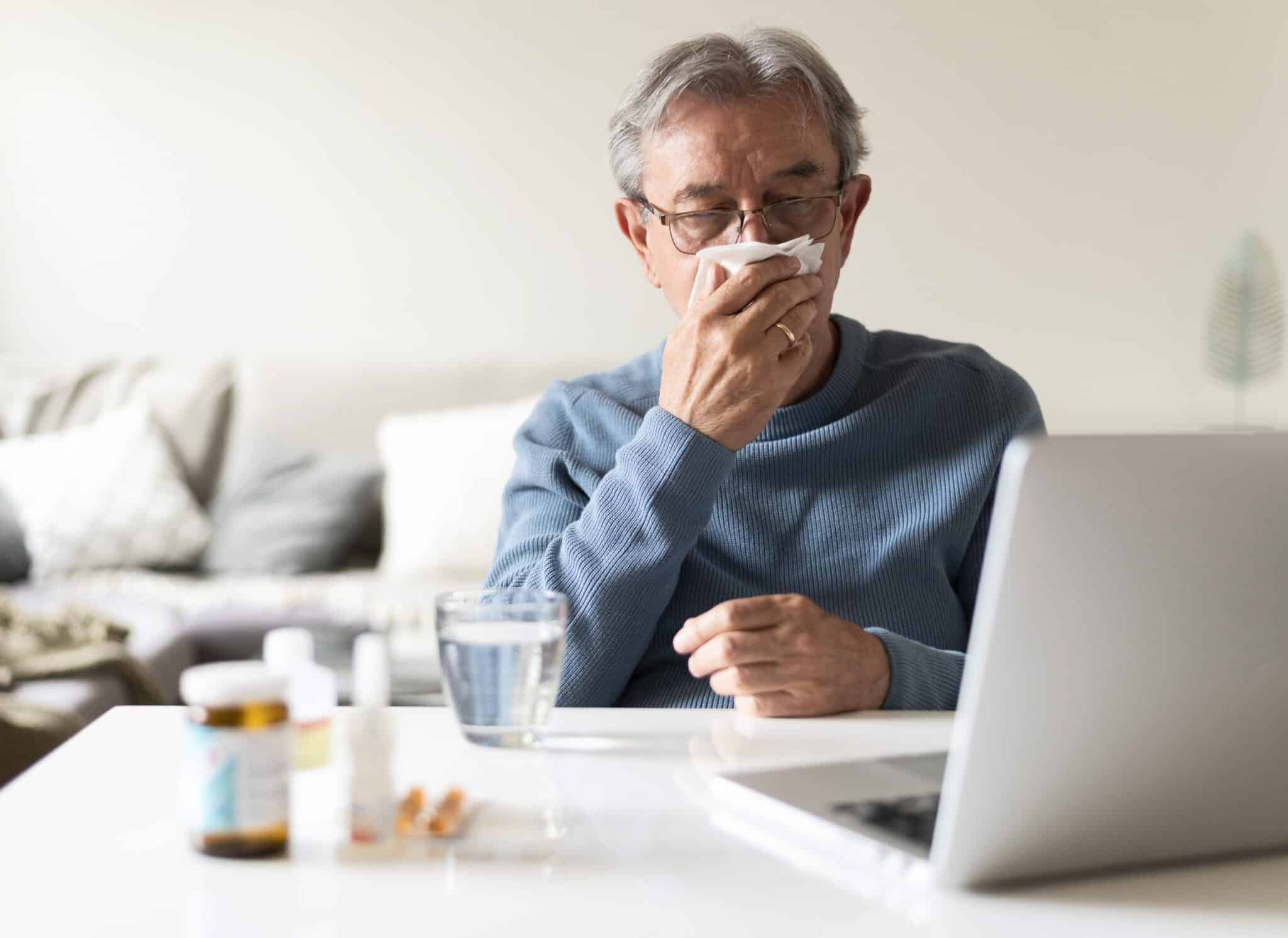 Infecções respiratórias se agravam no inverno e colocam idosos entre os grupos mais vulneráveis a complicações graves. Foto: Freepik