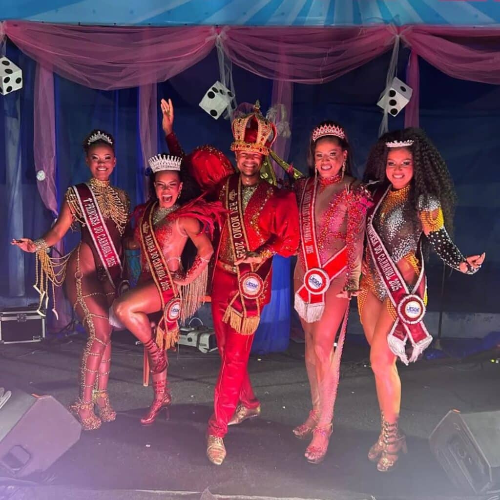 Integrantes da Família Real do Carnaval de Vitória 2025 posando