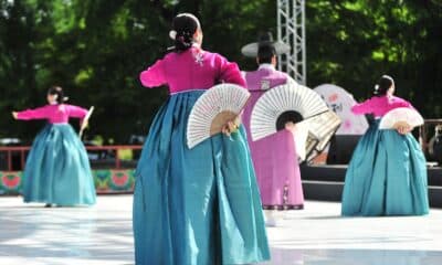 Integrantes da V Mostra Cultural Coreana apresentam dança tradicional com hanbok e leques