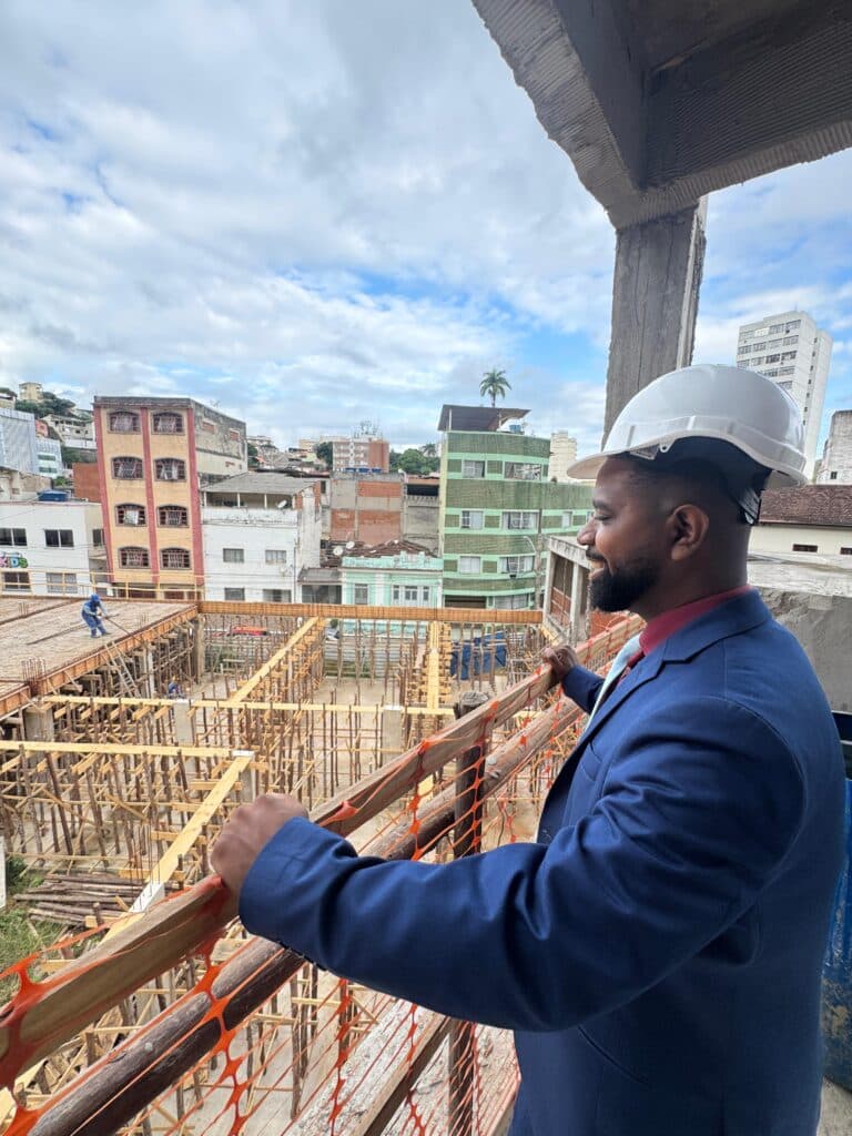 Jocelino Júnior em vista às obras da nova EMEF São Vicente de Paula, onde ele estudou