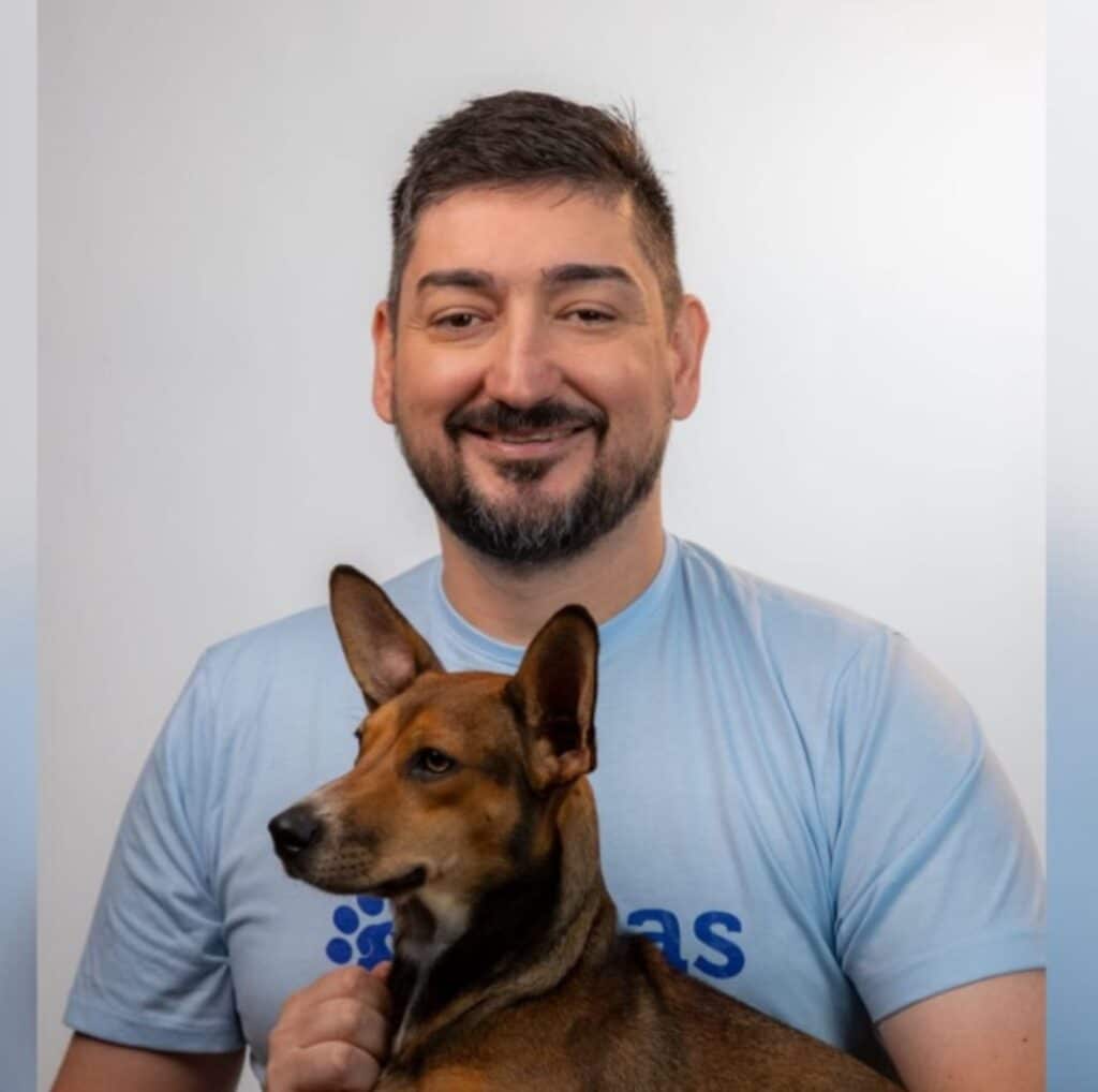 Lucas Ramos, criador do Projeto Arca de Noé, durante um resgate realizado no Espírito Santo