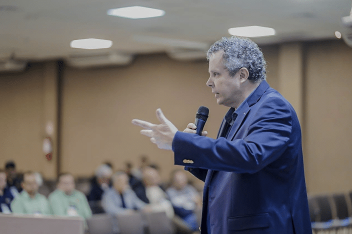 Marcos Heleno Guerson durante palestra no Seminário de Excelência Industrial 2025