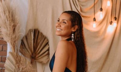 Cantora Mari Chamon posando para foto de divulgação
