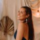 Cantora Mari Chamon posando para foto de divulgação