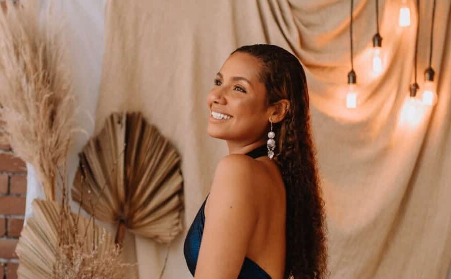 Cantora Mari Chamon posando para foto de divulgação
