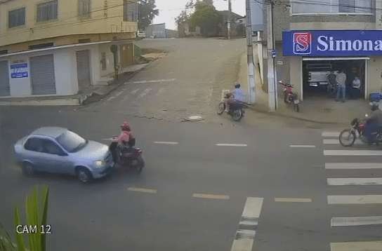 Motorista invade contramão e atinge motociclista em São Gabriel da Palha