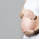 Mulher grávida com a mão na barriga