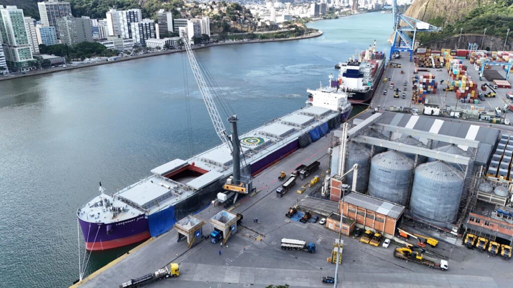 Navio Legendary Diva é descarregado com 33 mil toneladas de fertilizante no Porto de Vitória, em operação inédita com guindaste móvel