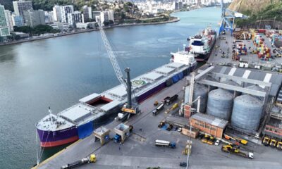 Navio Legendary Diva é descarregado com 33 mil toneladas de fertilizante no Porto de Vitória, em operação inédita com guindaste móvel