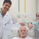 O cardiologista Dr. Diogo Barreto ao lado do paciente Luciomar Mageski e da filha dele, a técnica de enfermagem Gesiane Mageski, no Hospital Evangélico de Vila Velh