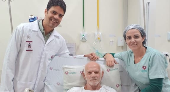 O cardiologista Dr. Diogo Barreto ao lado do paciente Luciomar Mageski e da filha dele, a técnica de enfermagem Gesiane Mageski, no Hospital Evangélico de Vila Velh