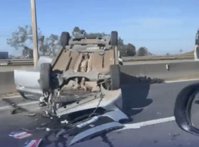 Peugeot ficou com as rodas para cima após colisão envolvendo três veículos na Rodovia do Contorno, na Serra
