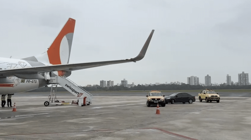 Polícia Federal conduz foragido argentino até o avião para extradição